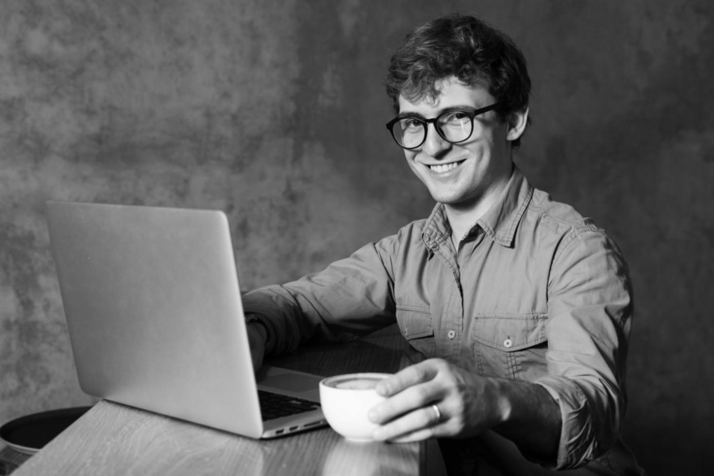 Osoba analizująca budżet domowy z notatnikiem i kalkulatorem