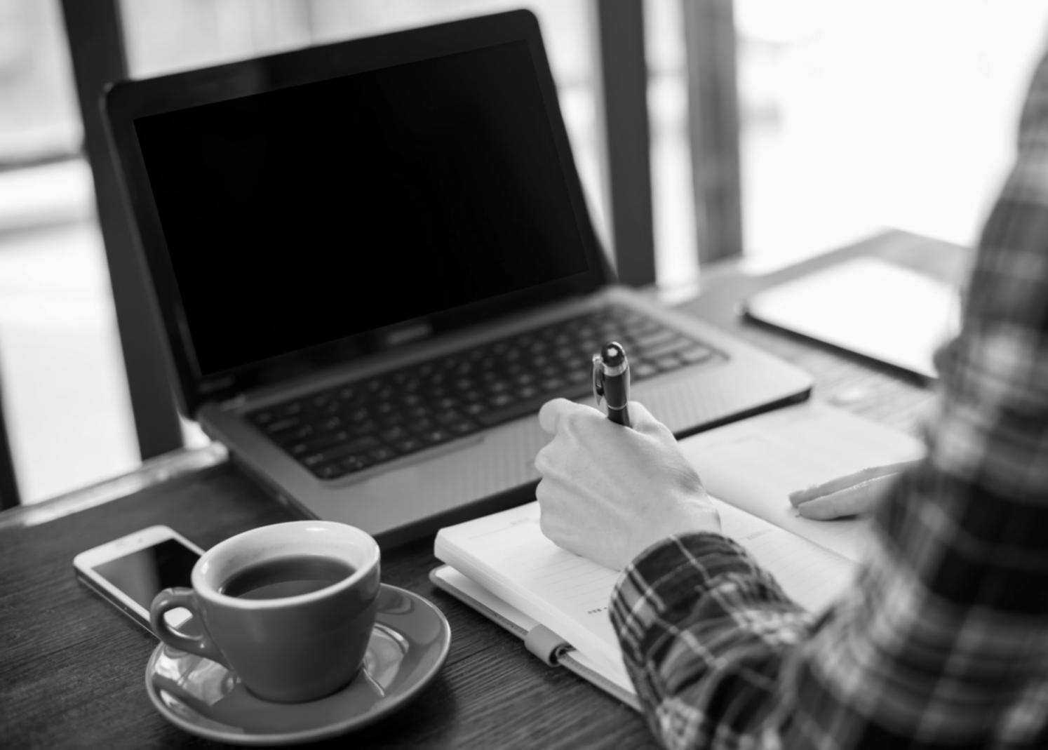 Zespół Coilzizeh pracujący razem nad projektami edukacyjnymi